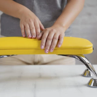 Stojak do manicure na dłonie Air Max w kolorze żółtym